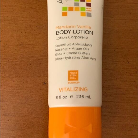 🎈🍊MANDARIN VANILLA VITALIZING BODY LOTION - Picture 1 of 2